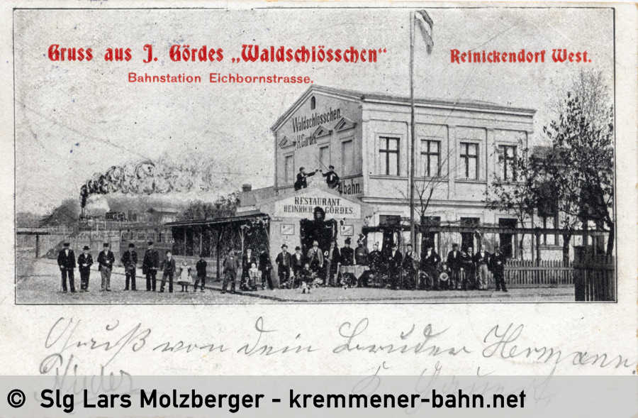 Eine zeitgenössische Ansichtskarte des Restaurants Waldschlösschen. Sein Besitzer Heinrich Gördes war der größte Lobbyist für den Bau des Haltepunkts. Im Hintergrund fähr ein Zug nach Tegel. Der Bahnsteig ist hochgelegt. Poststempel 22. September 1902 Slg Lars Molzberger