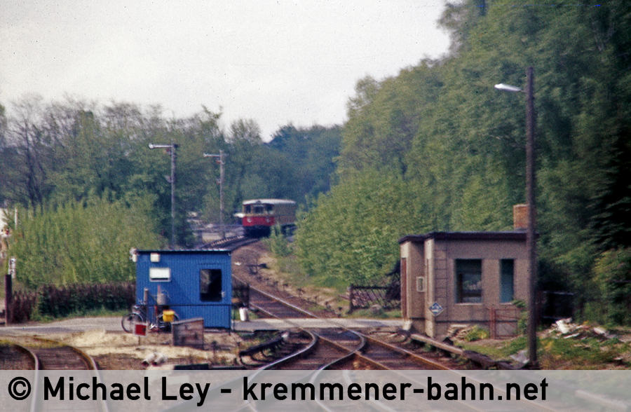Als dieses Foto ca. 1977/78 entstand, wurde der Po 6 bedingt durch die Straßenbaumaßnahmen elektrisch aus einem Container bedient. Das Einfahrsignal M wurde durch ein elektrisch angetriebenes Signal ersetzt. Foto Michael Ley 